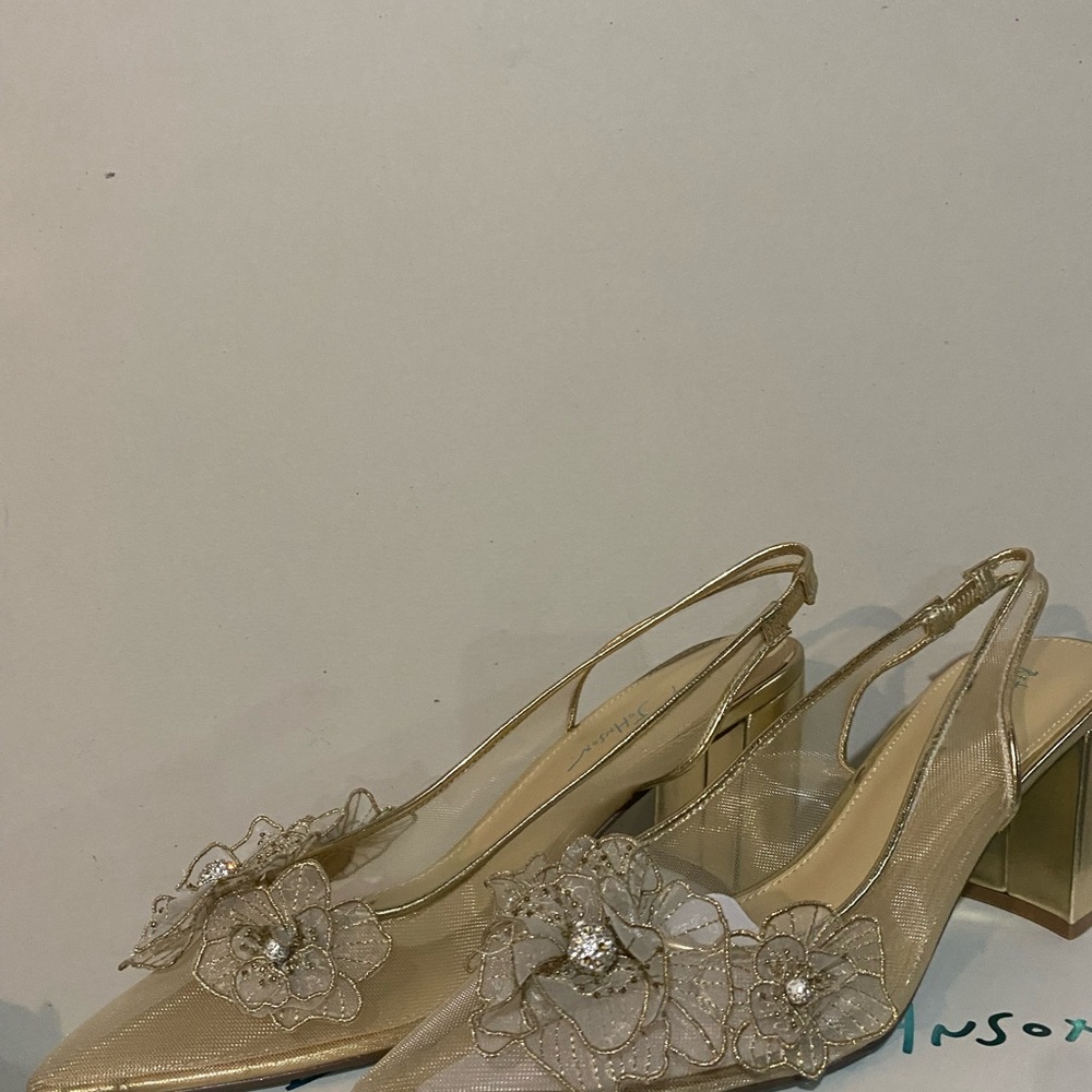 Betsey Johnson Women's Petra Flower Applique Slingback Pumps - Picture 3 of 11